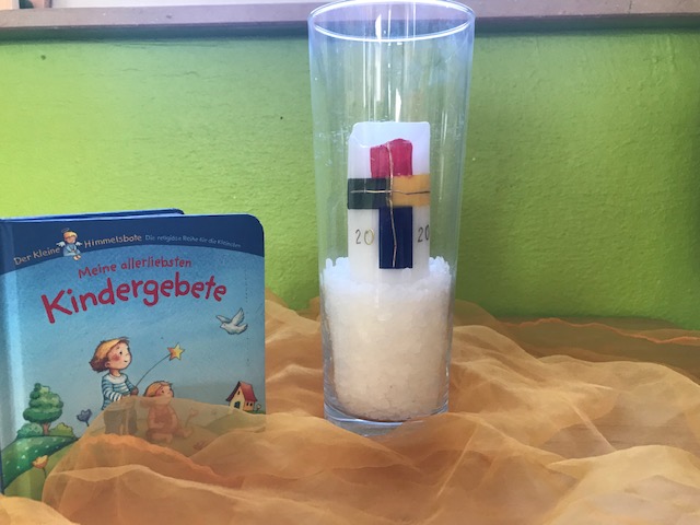 Religiöse Bildung: Buch und Kerze