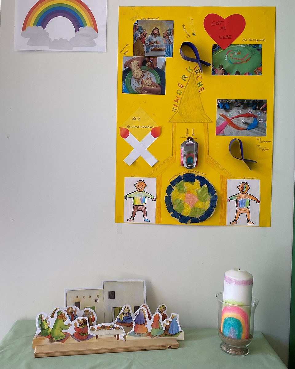 Religiöse Bildung: Plakat und Spielfiguren
